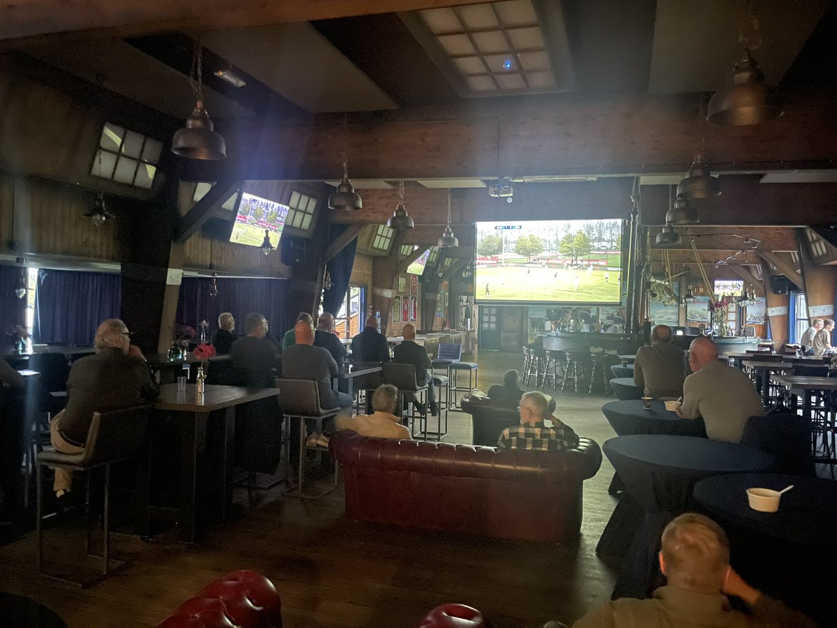 Groot respect voor de mensen van QuickBoysTV die op het dak van de tribune de wedstrijd onder een paraplu staan te filmen waardoor in het sponsorhome en het clubhuis op Nieuw Zuid en thuis de wedstrijd #jalqui gevolgd kan worden op het kanaal van <a href="/KvvQuickBoys/">Quick Boys 💙🤍</a> op <a href="/EyeconsVoetbal/">Eyecons Voetbal</a>