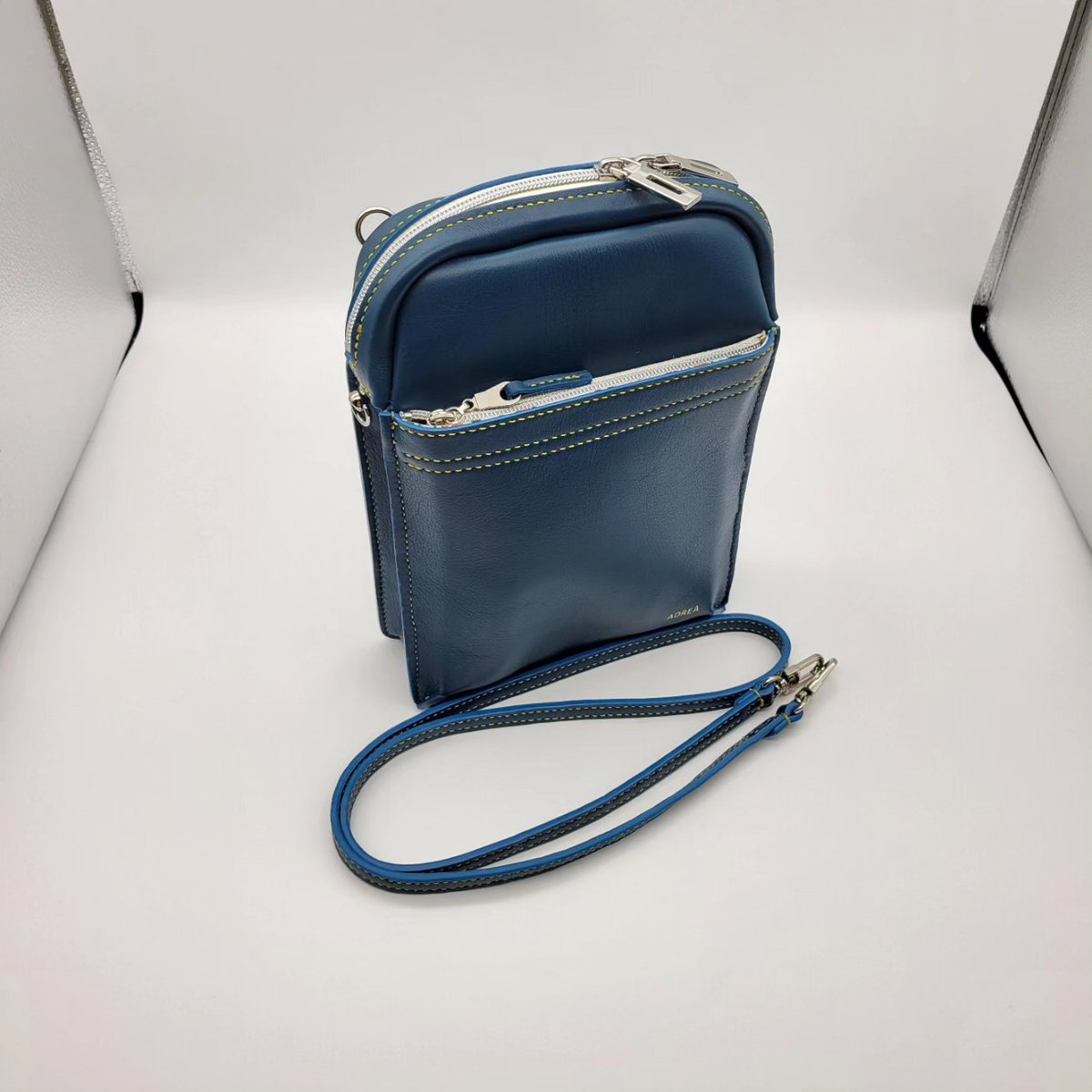 MarcScottbyMarc's tweet image. Custom handbag with heat stamped name! Process pictures 📸  

👜 link in bio 👜

#marcscott #customleatherwork #leatherproject #leatherbag #leathercrossbody #leathergift #leatherpurse #blueleather #topgrain #designerleather