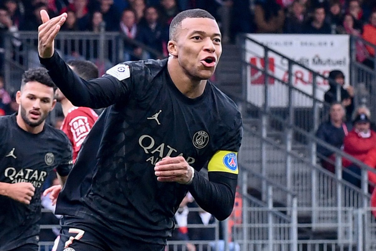 ActuFoot_'s tweet photo. 🚨🚨 Communiqué du Real Madrid concernant Kylian Mbappé :

« Face aux informations diffusées et récemment publiées par différents médias, spéculant sur de prétendues négociations entre le joueur Kylian Mbappé et notre club, le Real Madrid C.F. souhaite souligner que 𝗰𝗲𝘀 𝗶𝗻𝗳𝗼𝗿𝗺𝗮𝘁𝗶𝗼𝗻𝘀 𝘀𝗼𝗻𝘁 𝗰𝗮𝘁𝗲́𝗴𝗼𝗿𝗶𝗾𝘂𝗲𝗺𝗲𝗻𝘁 𝗳𝗮𝘂𝘀𝘀𝗲𝘀 𝗲𝘁 𝗾𝘂'𝗮𝘂𝗰𝘂𝗻𝗲 𝗻𝗲́𝗴𝗼𝗰𝗶𝗮𝘁𝗶𝗼𝗻 𝗻'𝗮 𝗲𝘂 𝗹𝗶𝗲𝘂 avec un joueur appartenant au PSG. »