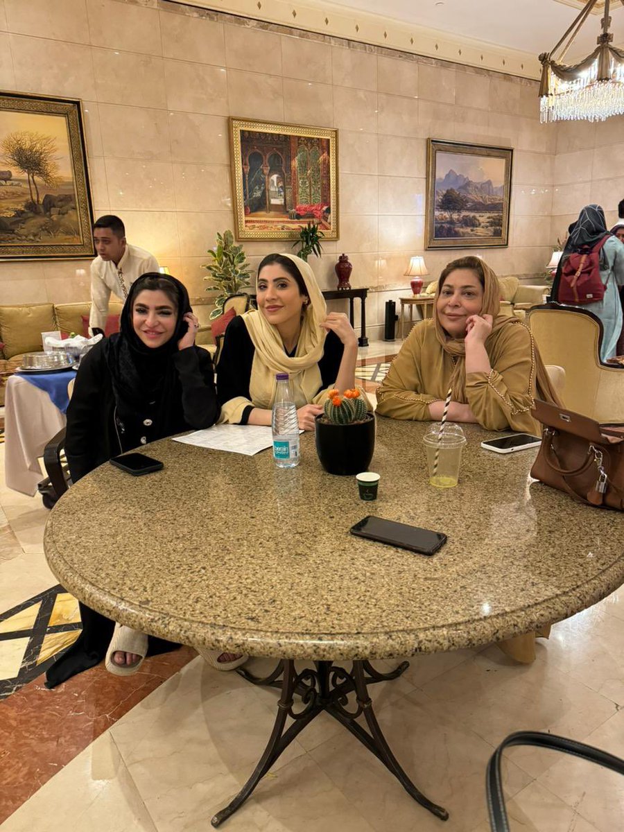 سعودی عرب میں اپنی والدہ اور بہن کے ساتھ ایک ہوٹل میں۔۔۔