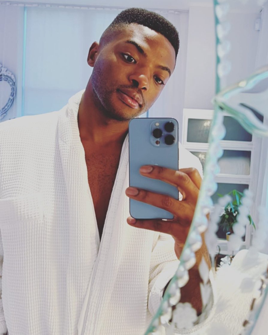 TracieMartyn's tweet photo. @princeofhearts knows how to take a proper post-facial selfie ❤️‍🔥 #TMglow courtesy of our #RedCarpetFacial

#traciemartyn #facials #nycfacials #microcurrent #lighttherapy #cleanskincare #naturalbeauty https://t.co/XjBKNeeT0Z