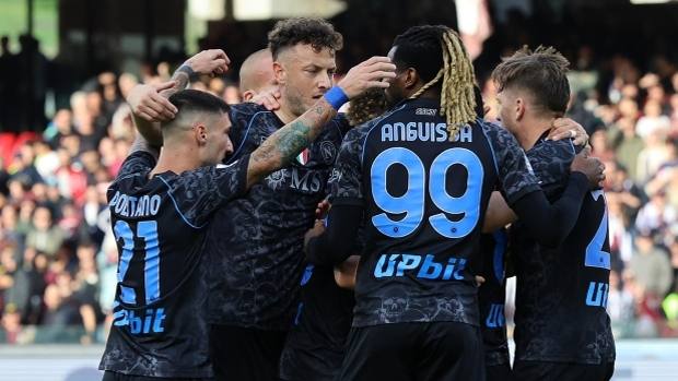 #Napoli beats #Salernitana 2-0 and brings home the whole 3 points.