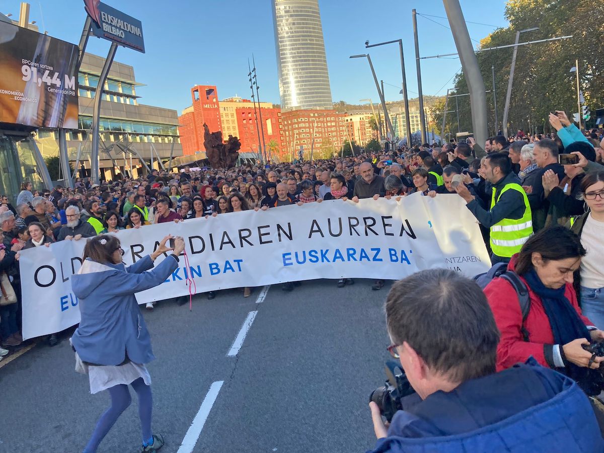Abian da euskararen aurakako oldarraldia salatzeko manifestazioa Bilbon naiz.eus/eu/info/notici…