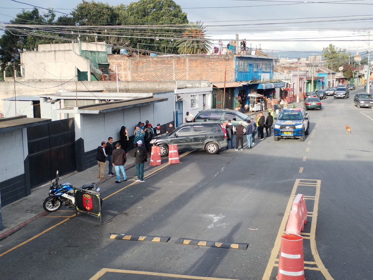 RadioPuntoGT's tweet photo. #URGENTE | El director del Centro de Detención Preventiva para Hombres, ubicado en el interior del cuartel militar Matamoros, Edwin David Patzán González, murió luego de ser atacado con proyectiles de arma de fuego en la 5 calle y 18 avenida zona 1 capitalina.

Fotos: RRSS https://t.co/kI6ufdW4JW