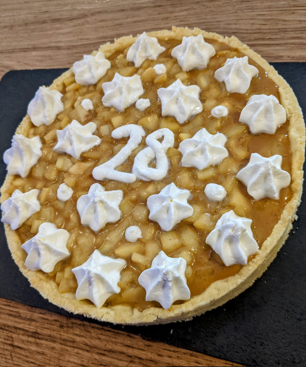 Petite tarte d'anniversaire, devinez mon âge
Fait 100% maison en live #twitchfr