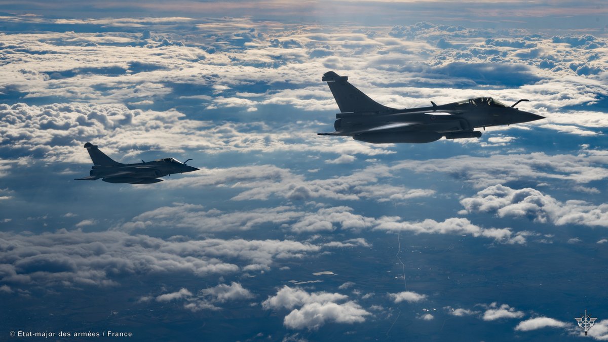 #OTAN ↓ Mission aérienne AIR SHIELDING le 26/10 au-dessus du sol roumain🇷🇴 Coopération entre alliés en vol et au sol avec deux Rafale 🇫🇷, des Eurofighters 🇪🇸 et des F16 🇹🇷 🇷🇴 appuyés par le système MAMBA 🇫🇷 ➡️Engagement concret permettant la surveillance du ciel de l’Alliance.