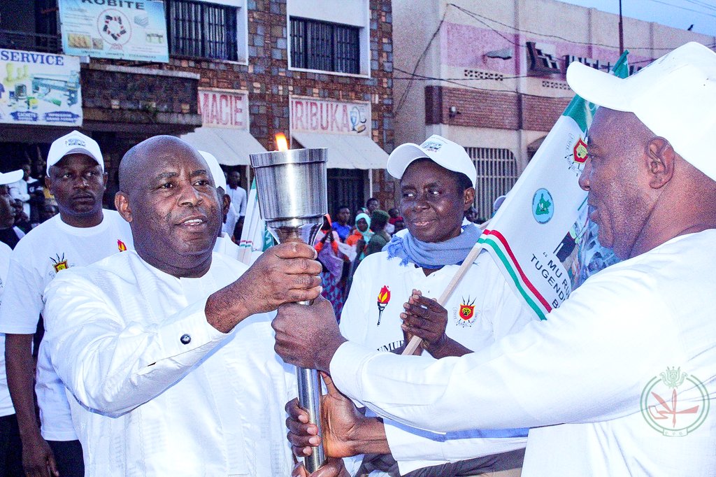 UbumweHebdo's tweet photo. Ku ncuro igira 17, ku murwa mukuru w'intara ya @MuyingaProvince, Umukuru w'igihugu @GeneralNeva arikumwe n'Umutambukanyi wiwe, ku mugoroba w'uwa 4 Munyonyo 2023,niho ahejeje kwatsa urumuri rw'amahoro rugiye kuzunguruka intara zose zigize Uburundi https://t.co/veyTWgWNQf