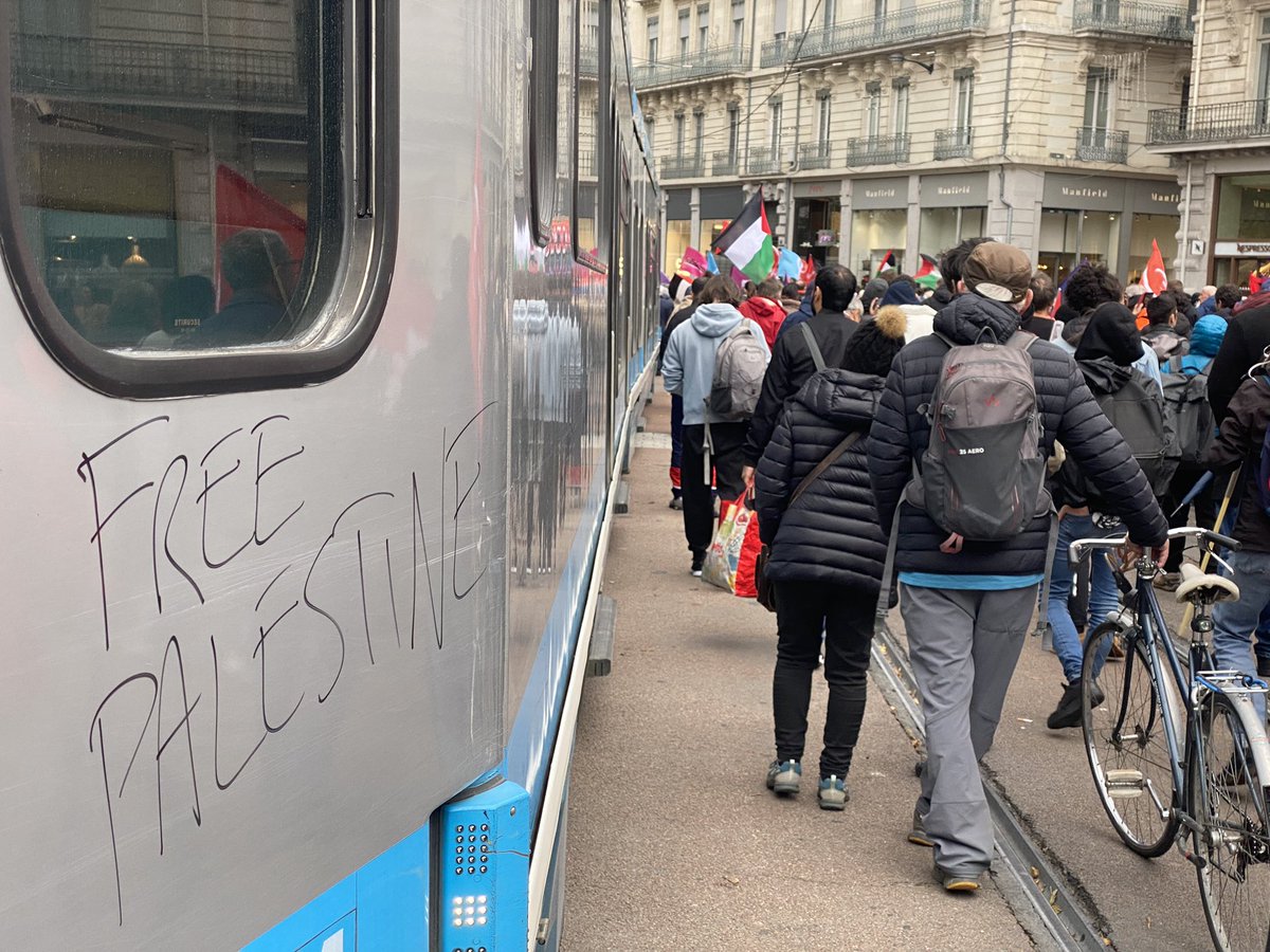 🇮🇱🕊️🇵🇸 Du monde à #Grenoble en solidarité avec #Gaza et toutes les victimes civiles Pour la #paix, un #Cessezlefeu immédiat, la libération des #otages et un strict respect du droit international