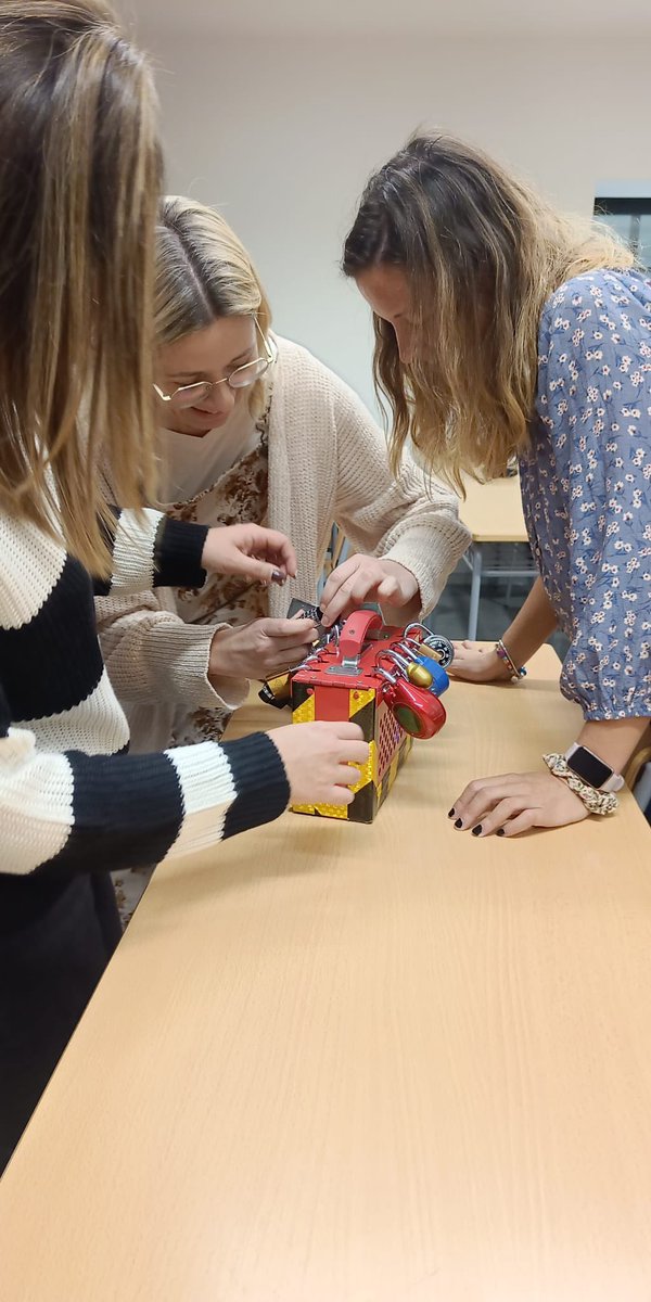 José Soriano <a href="/eprendizaje/">Pepe Soriano</a> amb el seu taller de gamificació i “escape room” ens ha fet gaudir d’activitats lúdiques com aquesta.

#3rCongresPluri