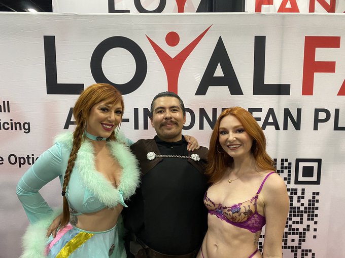 I would not survive. 😳💙 all i was seeing was red. @MissLacyLennon @LaurenFillsUp @realloyalfans @EXXXOTICA