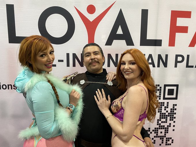 I would not survive. 😳💙 all i was seeing was red. @MissLacyLennon @LaurenFillsUp @realloyalfans @EXXXOTICA