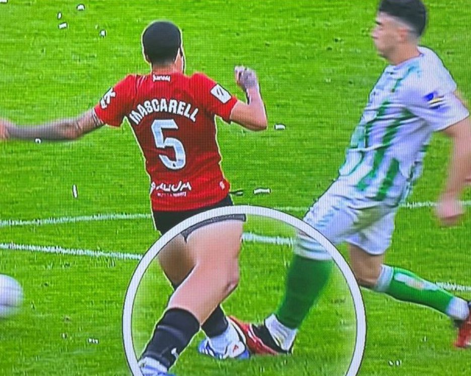 NO es segunda amarilla de Mascarell. 

NO es expulsión. 

Indefensos y con uno menos por este error.