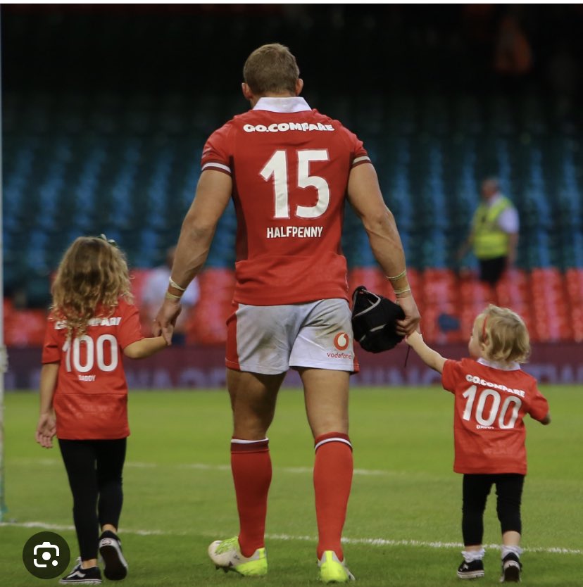Goodbye @LeighHalfpenny1 What an immense servant to Welsh rugby you’ve been and what a wonderful role model 👏🏻❤️🏴󠁧󠁢󠁷󠁬󠁳󠁿🏉 @WelshRugbyUnion