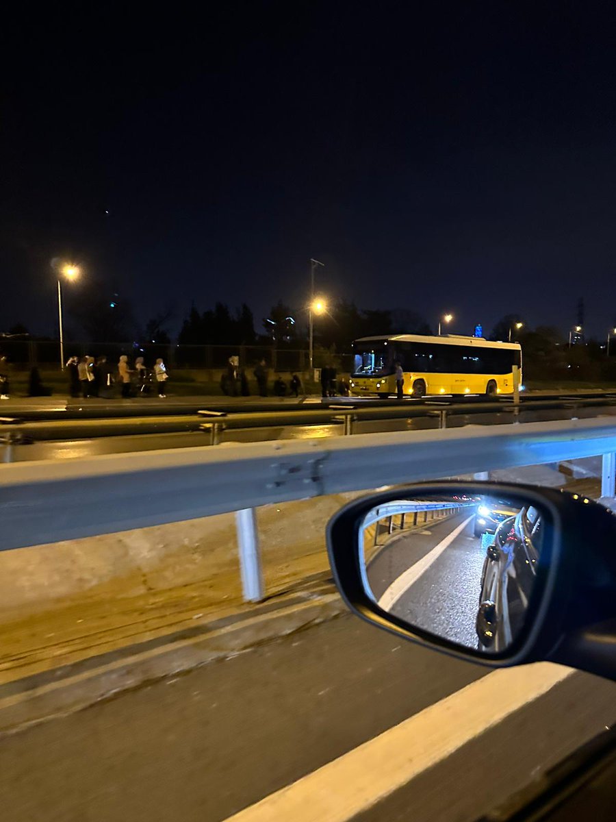 📍Hastal Sapağı Ekrem İmamoğlu ve yancısı Murat Ongun Ankara'da CHP kurultayında boy gösterdiği esnada bir İETT aracı daha yolda kaldı. İstanbullular siz Ekrem beye hizmet etmesi için mi oy vermiştiniz ? 🤦