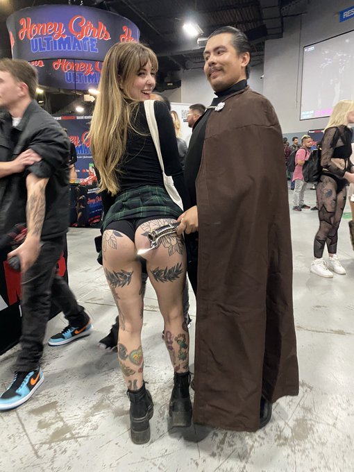A unexpected but a welcome surprise seeing the lovely and inked @awlivv 😳💙😍 i found the needle in the