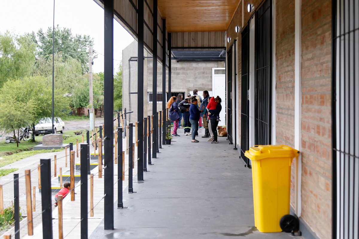 emiliojaton's tweet photo. Seguimos transformando los barrios de #SantaFeCapital. 

Esta semana nos visitó nuevamente @ferminook, secretaria de Integración Socio Urbana, con quien estamos planificando más obras que van a llevar servicios básicos y sumar calidad de vida para las familias del #PlayaNorte. https://t.co/GyOO0byAKP