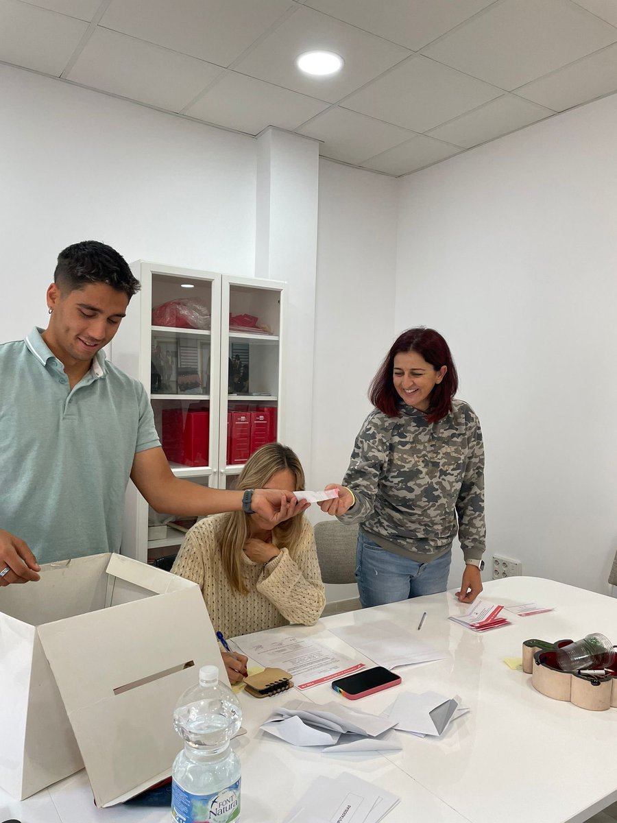 PSOETOMARES's tweet photo. Consulta a la militancia socialista. En #Tomares décimos mayoritariamente 

SÍ a los grandes retos que tiene España
SÍ a avanzar reconociendo un país plural 
Sí al diálogo y al acuerdo 

#SiempreAdelante🌹 https://t.co/0d4obof9jJ