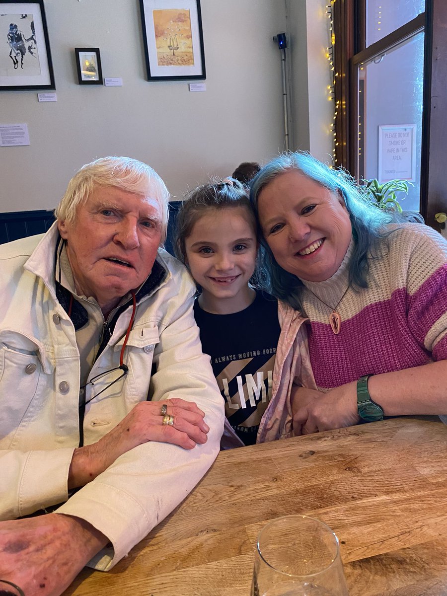 Had a lot of fun in @RustyBucketPub this afternoon spending time with my lovely dad and sister. Bonus is a great pic of me with Dad and my niece Ronnie but don’t be fooled by her cuteness, she is a devil 😂💗🥰