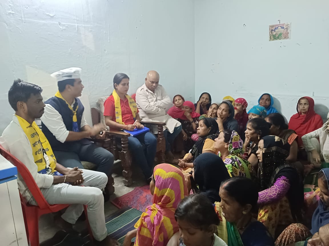 SanjayKumarCyss's tweet photo. @AamAadmiParty के रायपुर पश्चिम विधानसभा से प्रत्याशी @NandanKumarAAP जी के साथ आधी आबादी महिला शक्तियों के साथ मीटिंग कर के श्री अरविंद केजरीवाल जी के दिल्ली में किए गए जनकल्याणकारी कार्यों के बारे में बताया और "आप" के प्रत्याशी को वोट देने की अपील किया।

@ArvindKejriwal https://t.co/N9eQu9PBSw