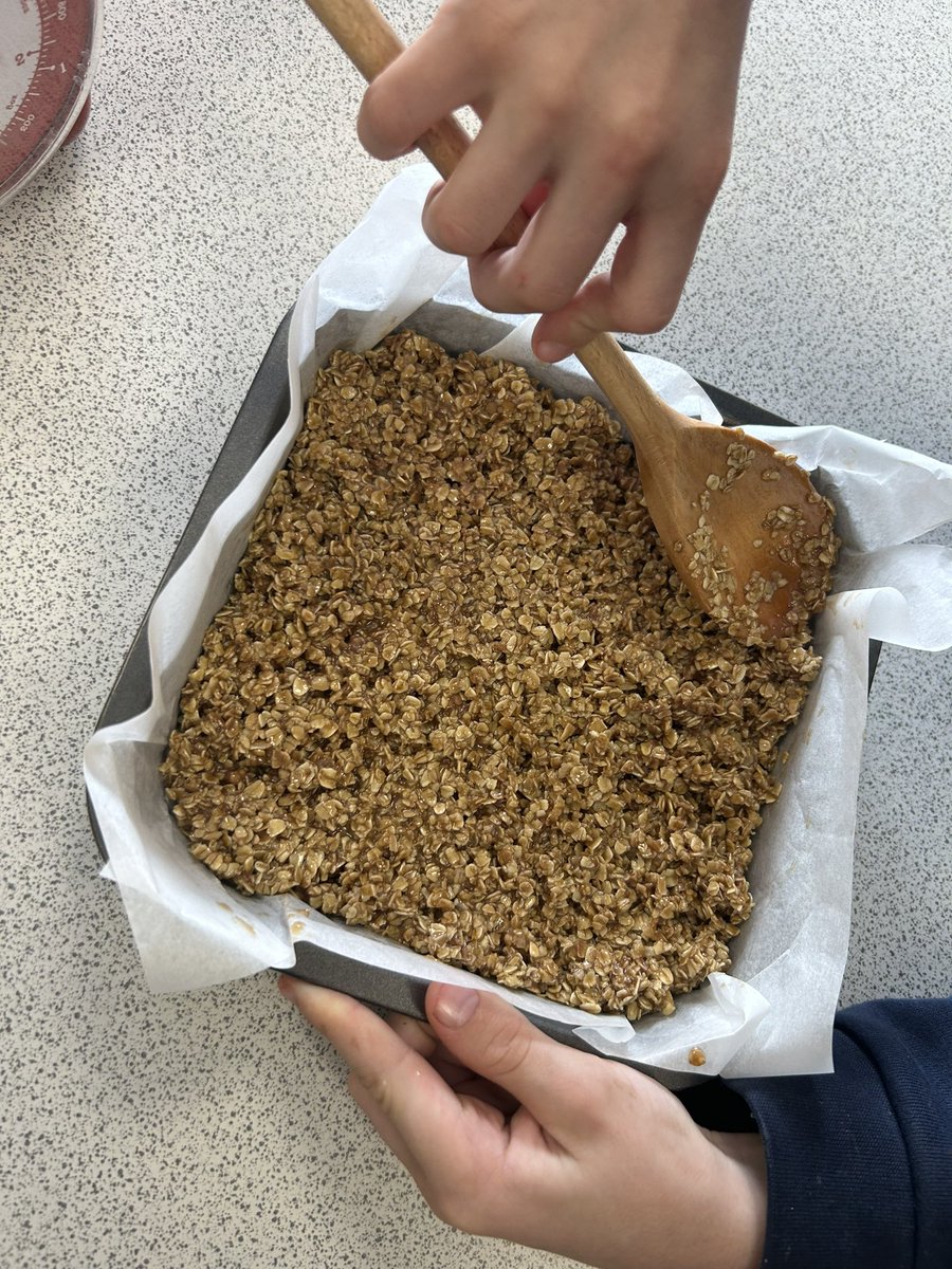Weighing, measuring and mixing are definitely one of the children’s favourite things to do. The smell of chocolate chip flapjacks smelt divine! <a href="/SummerswoodPS/">Summerswood School</a> <a href="/SpsWheatcroft/">MrsWheatcroftSPS</a> @MJonessps