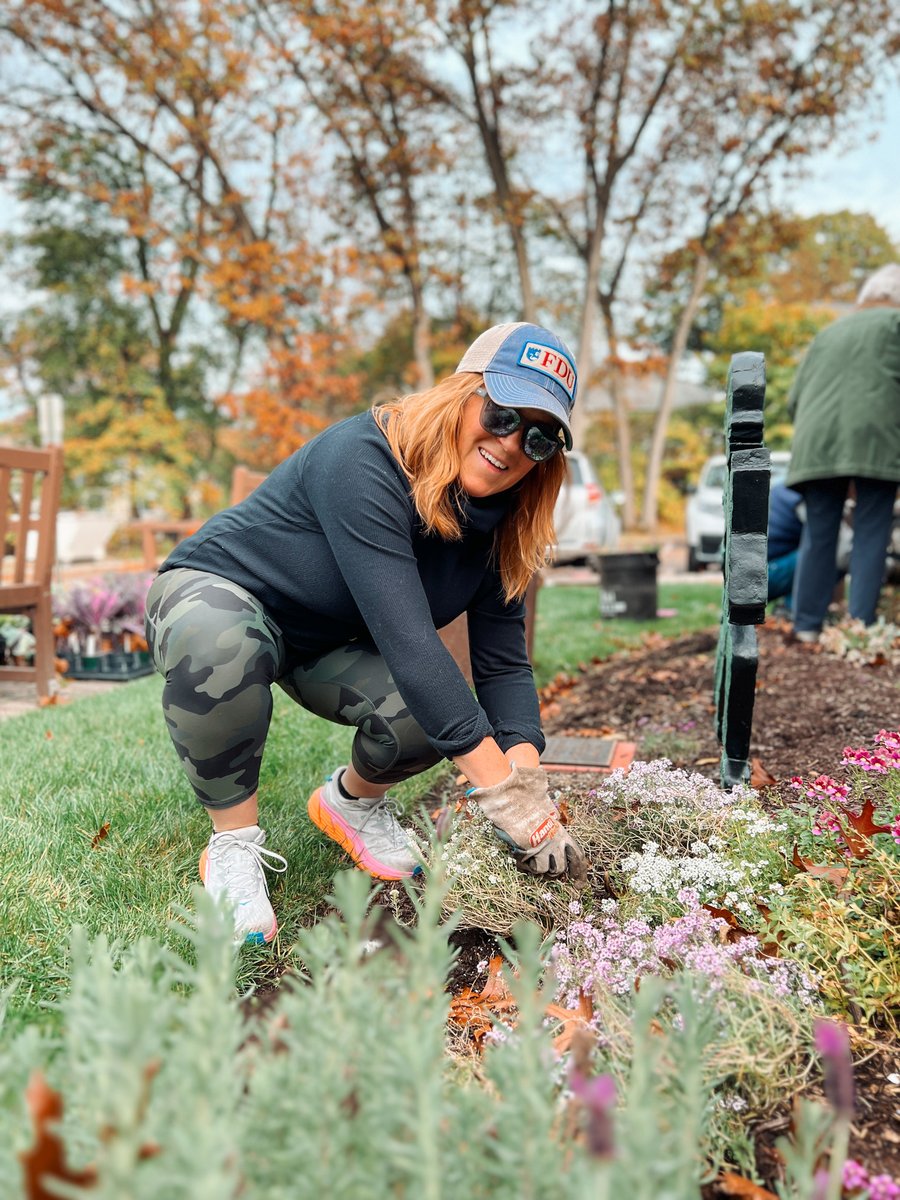 GlenRockLibrary's tweet photo. We love the Glen Rock Garden Club! Today, members of the club were at the library for an annual fall cleanup, and they installed beautiful winter plantings. We are so grateful for all they do for our library all year long: https://t.co/izK8UIW8jC. #glenrocklibrary #glenrocknj https://t.co/FsZRtakDC2