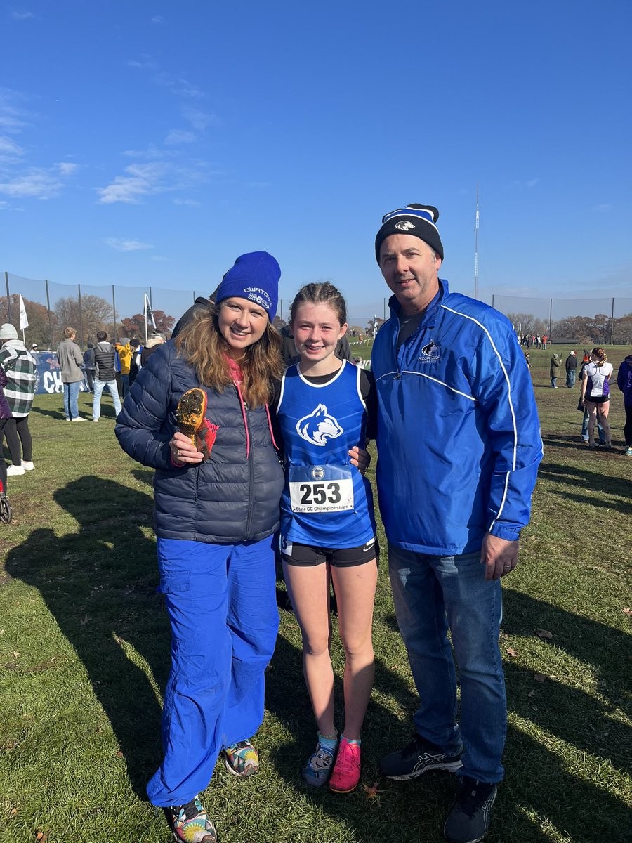 MLovedDesigns's tweet image. The grit and determination award 🥇 goes to our Chipper running today’s race in 1 shoe! Not the race she hoped and envisioned but so darn proud of her perseverance under the circumstances!