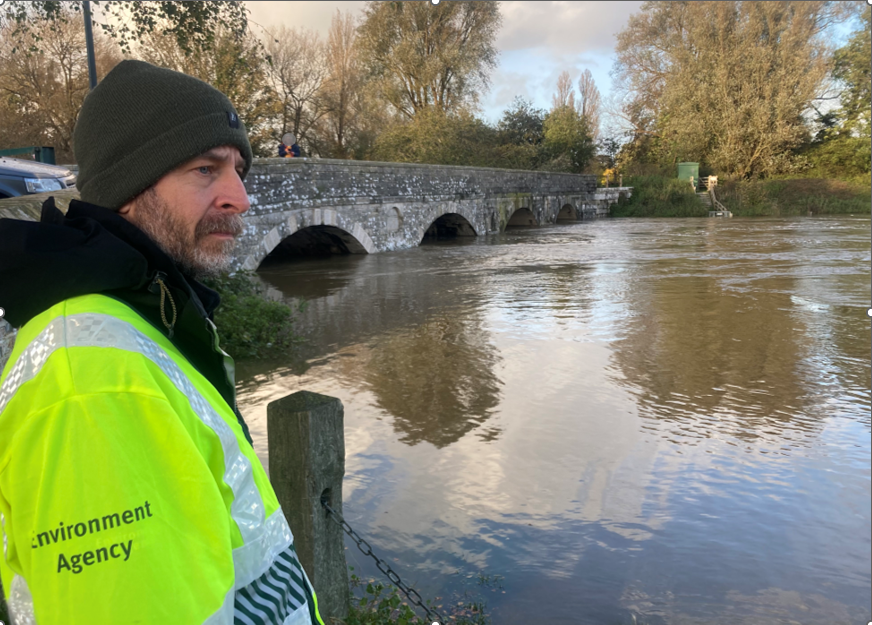 EnvAgencySW's tweet photo. Our Field Teams are out monitoring the river levels and checking flood assets. Tide watch at #Christchurch, #WestBay and #Chiswell. Wet catchments and big waves could still cause localised flooding. Check https://t.co/J1LYuY1rAw https://t.co/vhWrEBsYR6
