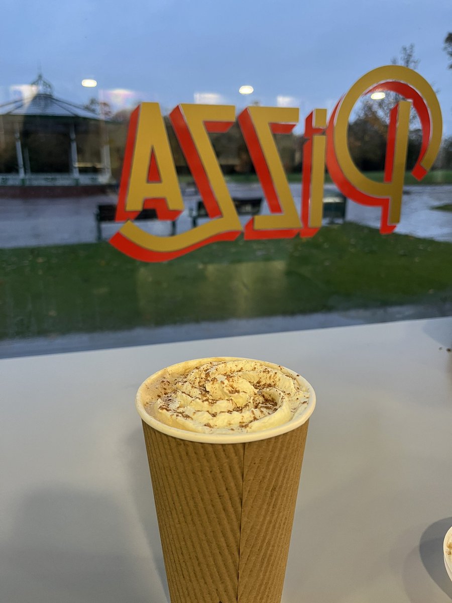 A port in the rainy afternoon….<a href="/EspositosIce/">Espositos</a> in Victoria Park, if you are local the coffee is amazing here and the welcome is lovely #coffee #rainyafternoon #haltonhour