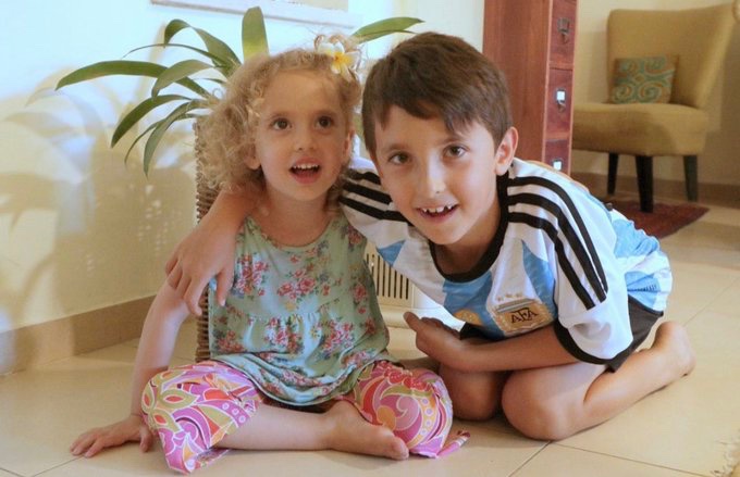 Neve Shoham, 8 ans, et sa sœur Yahli, 3 ans, sont détenus par les terroristes du Hamas depuis près d'un mois.

#BringThemHomeNow