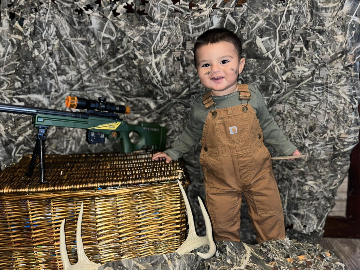zebbbss_'s tweet photo. hunting down being 1🦌 

my big boy is 11 months💙 https://t.co/2Su356J7s1