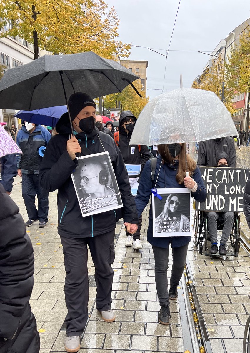 GrandeBettina's tweet image. Was schwerst #verySevere an #MECFS erkrankte von ihren Betten aus organisiert bekommen, gemeinsam mit Betroffenen+Angehörigen
auf die Straßen bringen-
das ist beeindruckend und herzzerreißend!
Heute schaffte es eine weitere #Liegenddemo, in Mannheim für #MEAwareness zu sorgen!