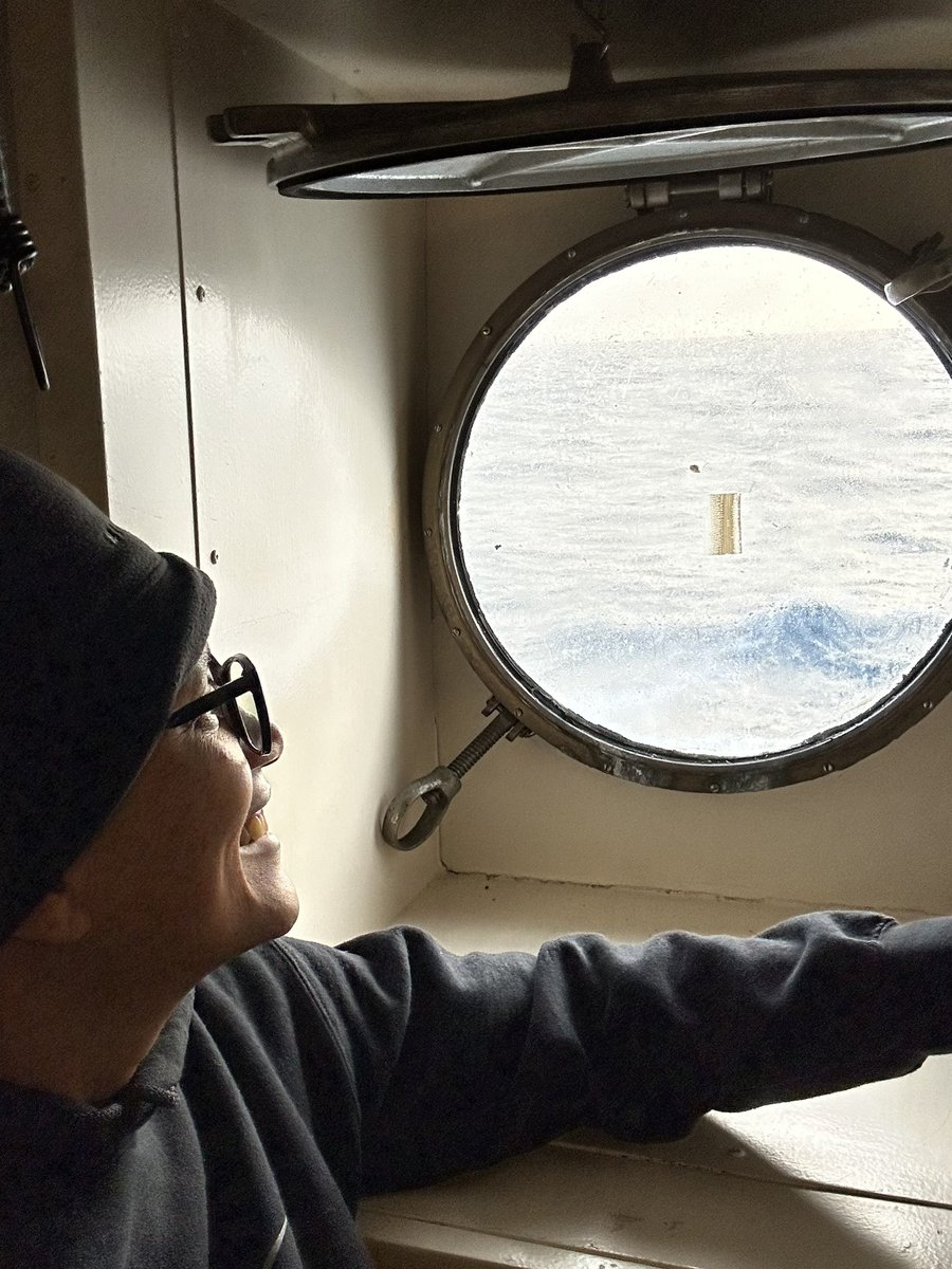 DrSianProctor's tweet photo. Slightly different perspective from the Dragon but both are amazing. Two ships in different extreme environments. So much gratitude for the views! 👩🏾🚀🚀⛴️🌎
@STEMSEAS #STEMseas2YC #1sky1ocean #GeoExplorer https://t.co/0m85YstTbG