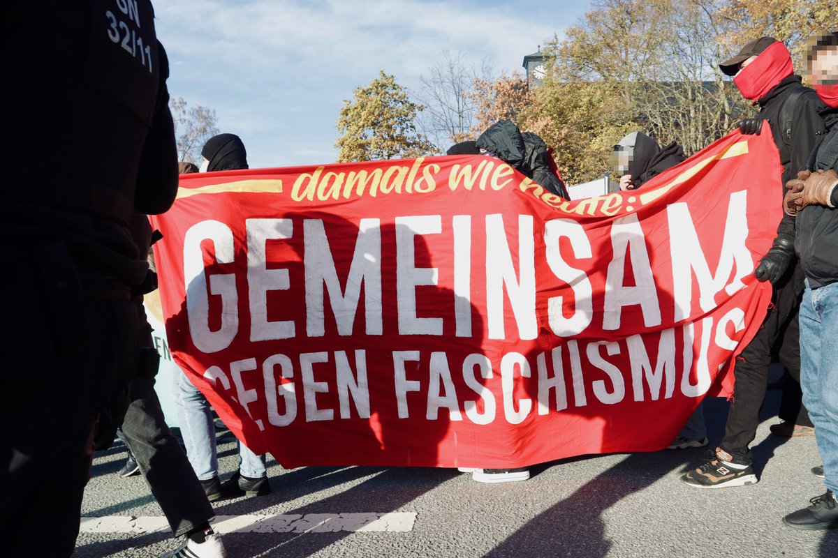 In #Johanngeorgenstadt gingen heute knapp 200 Antifas auf die Straße um anlässlich des 12. Jahrestages der #NSU-Selbstenttarnung an die Opfer des rechten Terrors und die weiterhin unvollständige Aufklärung zu erinnern. #js0411 Zur Bildergalerie: flickr.com/photos/timmoen…