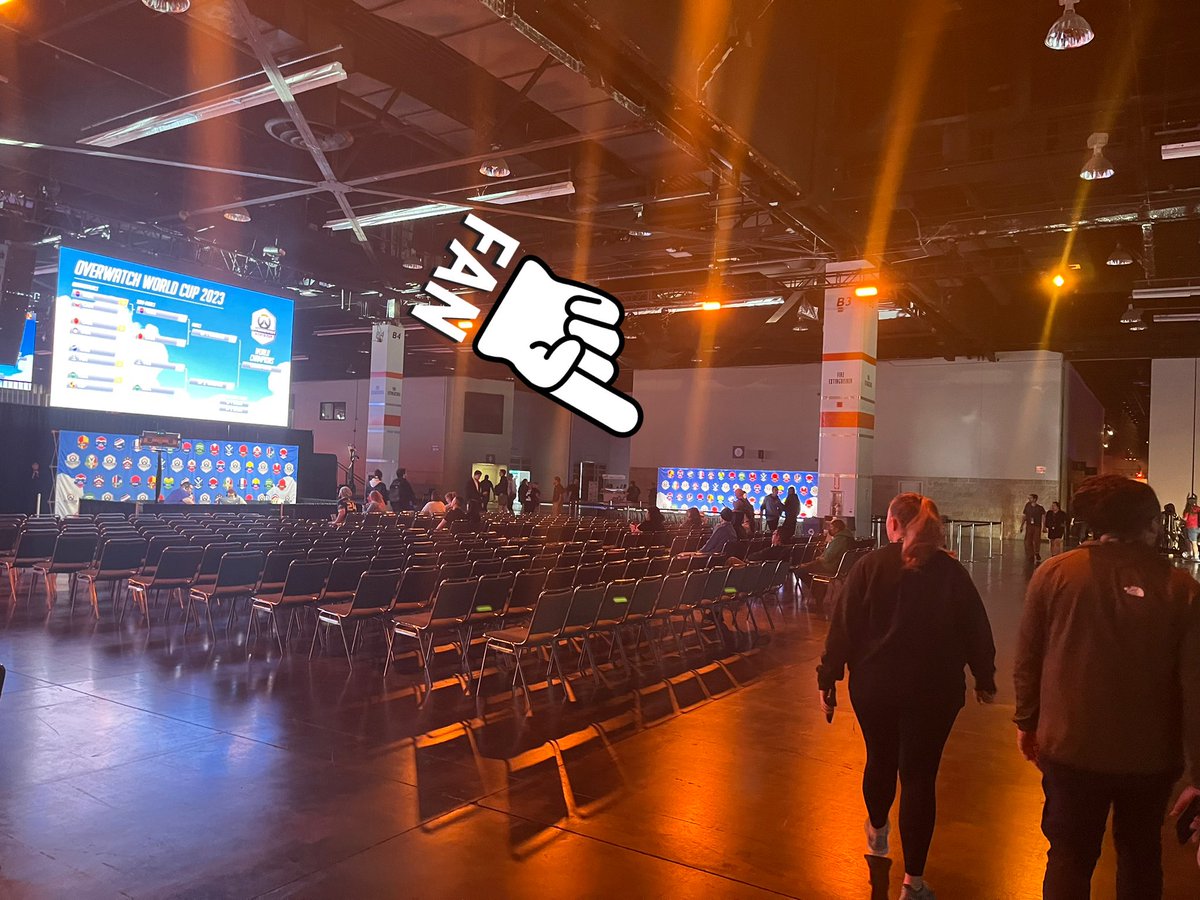 Vamos a estar en el HALL B a la derecha cerca de las pantallas haciéndonos fotos a las 10 AM PST en unos 10 minutos junto con <a href="/Toniki20/">Toniki</a>