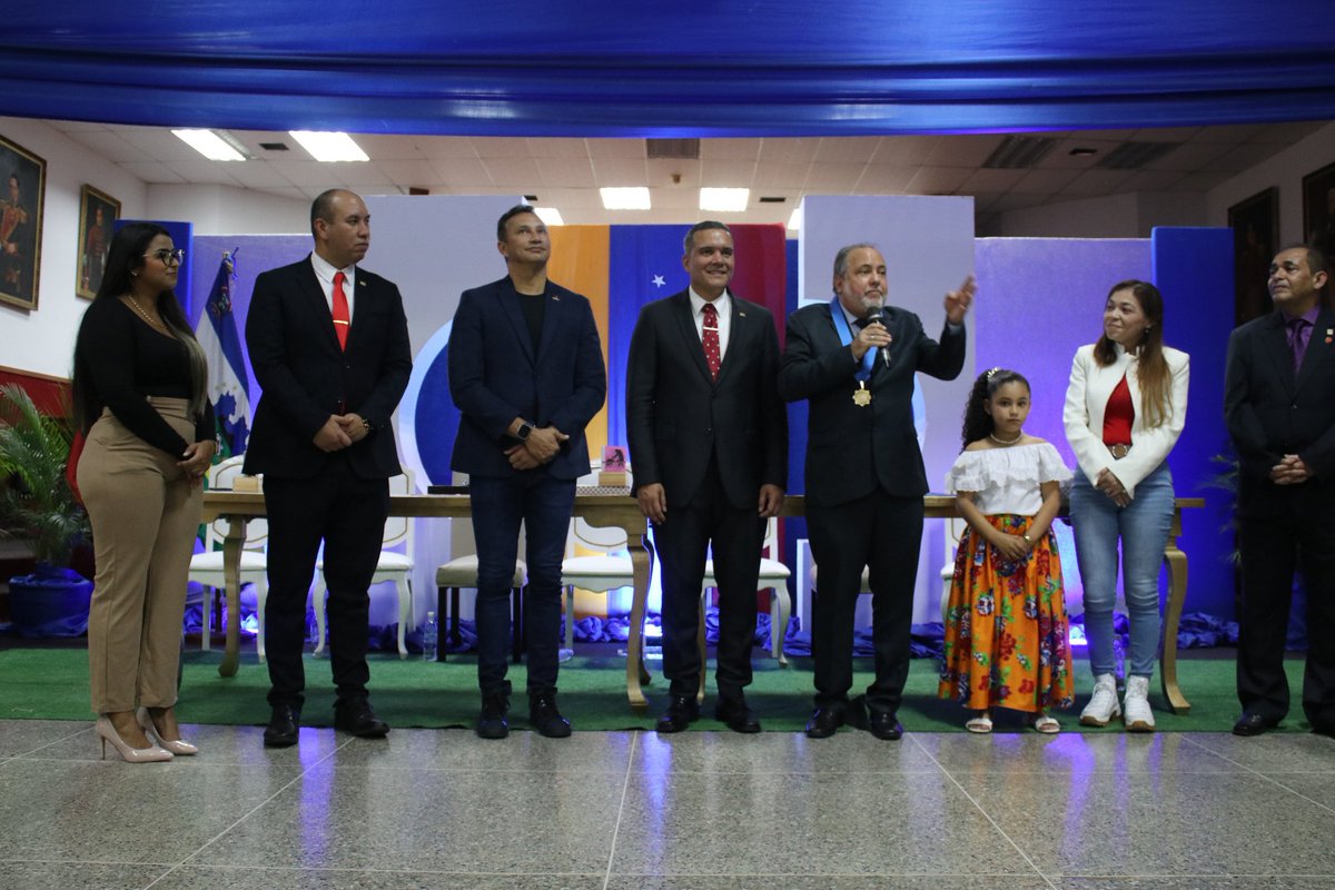 CGRVenezuela's tweet photo. La entrega de certificados se realizó en el @Clebguarico, donde también asistieron el gobernador de Guárico, José Manuel Vásquez; el contralor Estadal, Abg. Julio Páez; la legisladora Dayana Encinozo, presidenta del Clebg; y la Dra. Maite García, diputada a la AN. https://t.co/JA0fApyBJ5