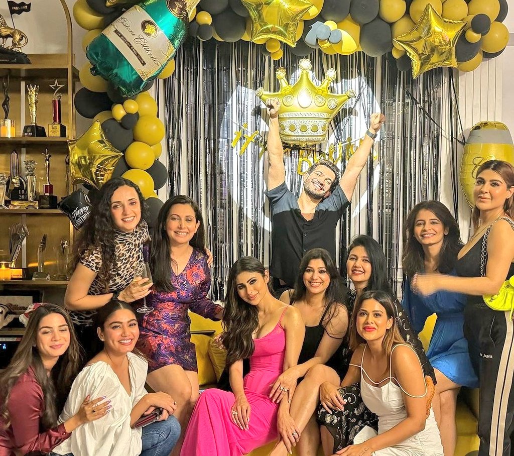 moonstorie43826's tweet photo. Arjun solo pictures please!!! Only You and Mouni 🥺😭❤️💔❤️‍🩹 #Arni 

@Thearjunbijlani @Roymouni 

#ArjunBijlani #MouniRoy https://t.co/avFkYhfhjB