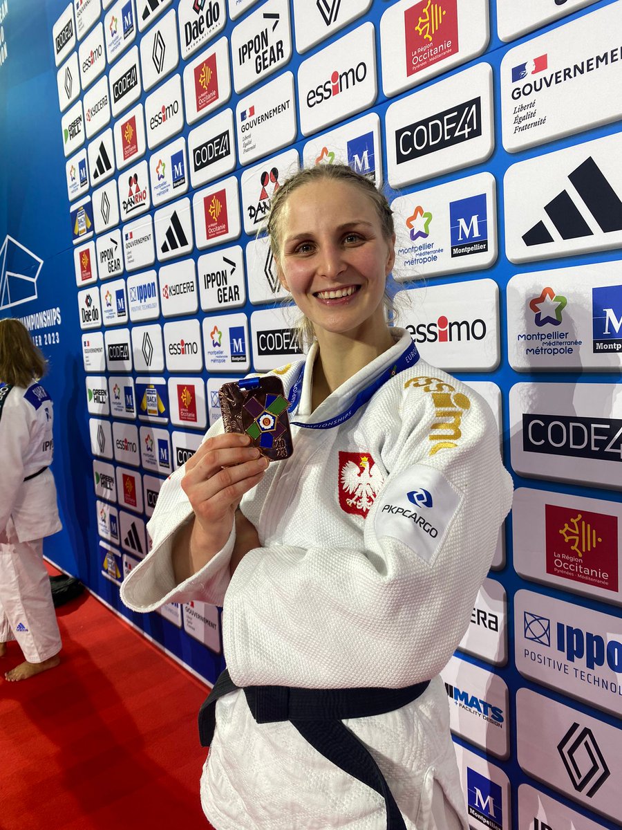 Angelika Szymańska brązową medalistką Mistrzostw Europy 📷Tak tworzy się historia! 📷📷 Ogromne gratulacje. Kolejny znakomity występ naszej wojowniczki.
Angelika zajmuje 6. miejsce w rankingu olimpijskim i jest już praktycznie pewna powrotu do Francji w przyszłym roku #Paryż2024!