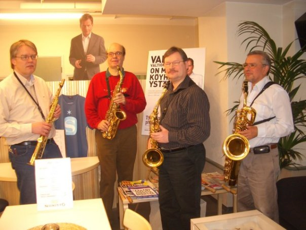 Saxophone_Harri's tweet photo. On näitä #pahvi­ehdokkaita ollut ennenkin. 
2006-vaaleissa Sale sai nauttia oikein #saksofoni­musiikista. 
#presidentinvaalit https://t.co/W8sYjnKufS