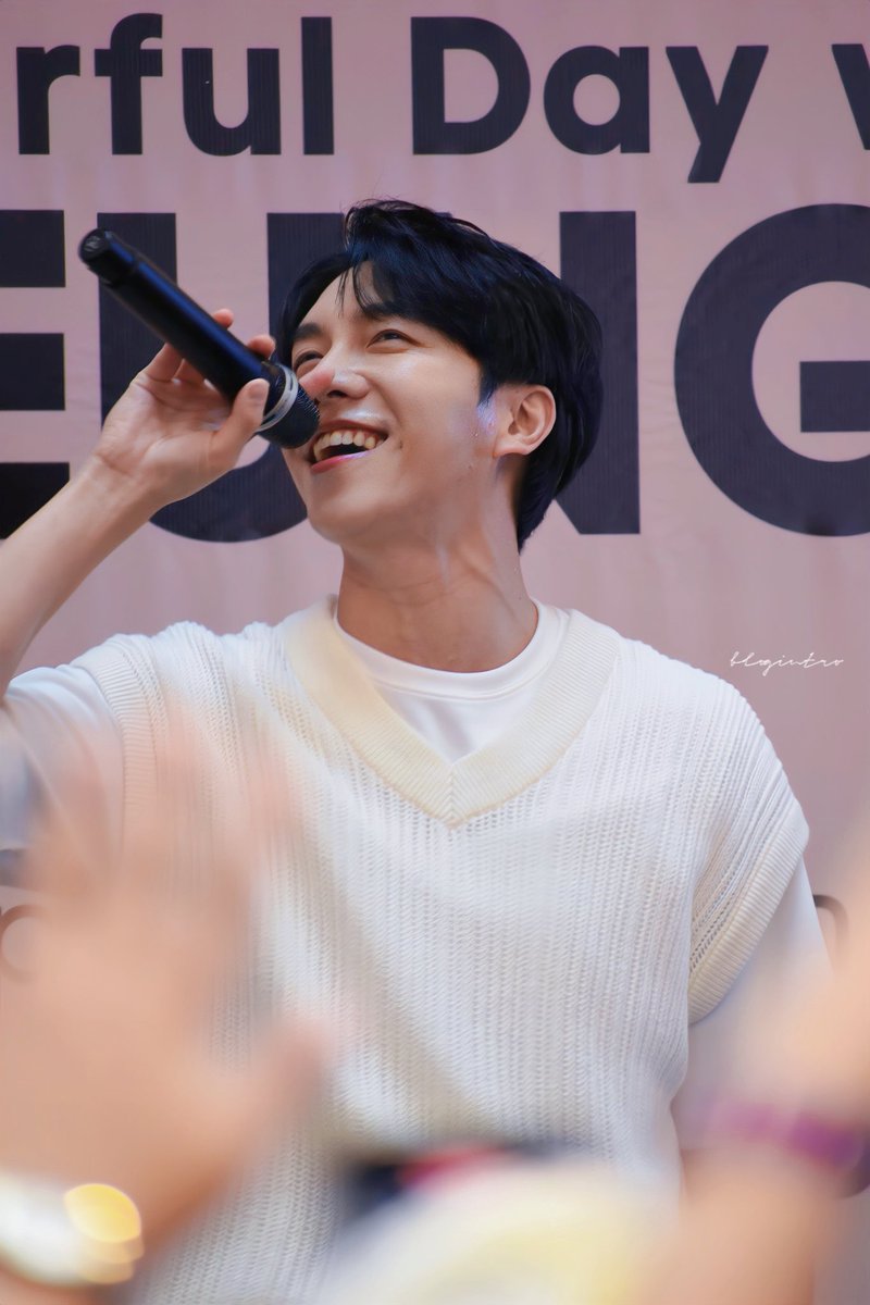 jstwind_'s tweet photo. He's so happy in this photo🥹🫶

#LeeSeungGi
Cr : @blogintro https://t.co/5kYYhZhdHR