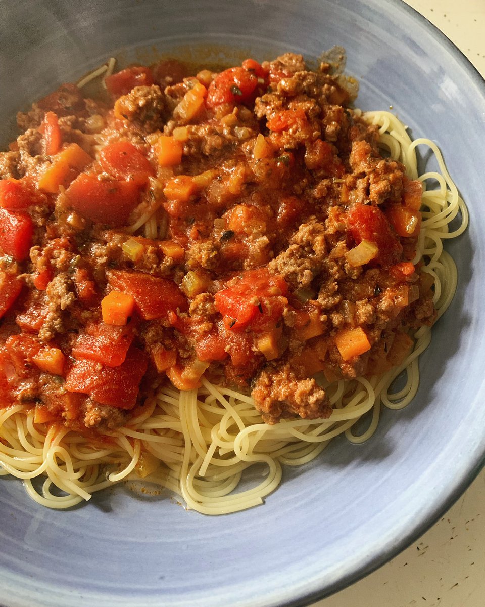 Pasta Bolognese with tons of tomatoes 
#pasta #bolognese #bolognesesauce #pastabolognese #tomatoes #yummy #delicious #italianfood #italianfoodporn #italianpasta #italiancooking #latinascreenwriter #latinascreenwriterslife