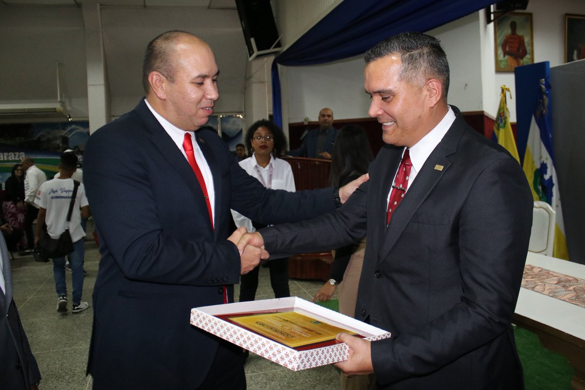 CGRVenezuela's tweet photo. La Máxima Autoridad del Control Fiscal del país, Dr. Jhosnel Peraza Machado, recibió este viernes, en el Consejo Legislativo del estado Guárico, un reconocimiento especial por parte del contralor de la entidad, Abg. Julio Páez Uzcátegui. https://t.co/sIAxMJ1RYO