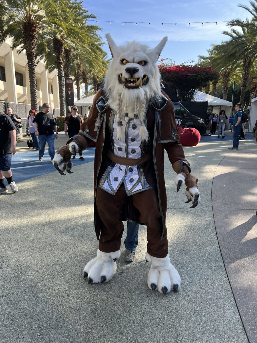 SelinarSnowcat's tweet photo. #BlizzCon #WoW
#fursuit https://t.co/AuYecLT9CH