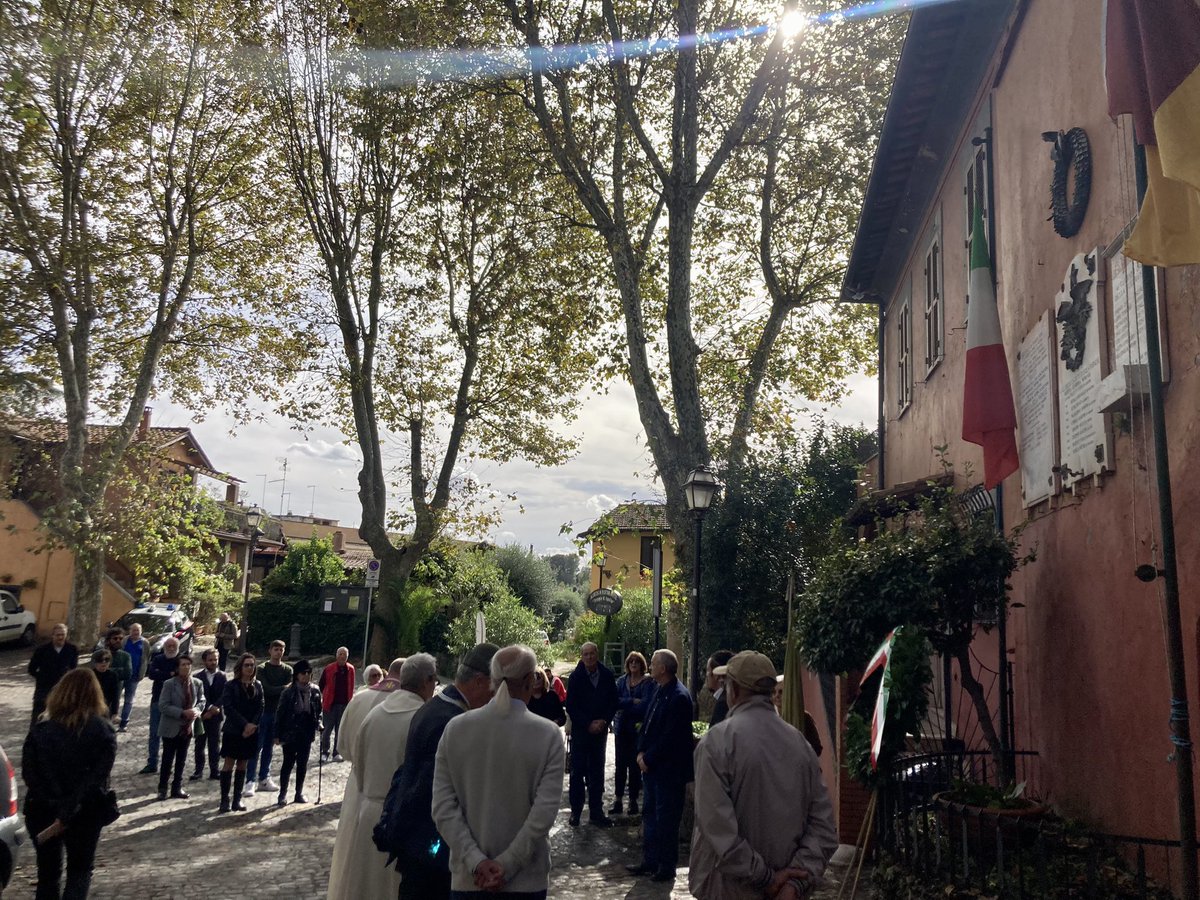 #4novembre  la comunità locale, insieme alla autorità civili, politiche, religiose  e militari hanno reso omaggio ai caduti di Isola Farnese nelle Due Grandi Guerre. Il loro sacrificio ci sia da esempio. Onore ai caduti!