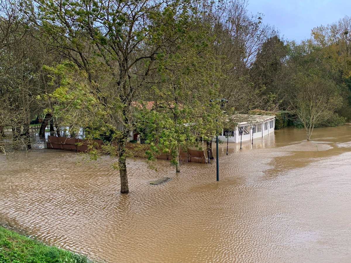 Peault85's tweet photo. 🟡 La #Vendée est également en vigilance JAUNE pluie-inondation et crue. C'est le cas à #Péault où le Lay est sorti de son lit. Les photos prises à 17h30 ce 4 novembre en témoignent.
⚠️ La hausse du niveau des cours d'eau va se poursuivre avec le passage de la tempête #Domingos. https://t.co/kSEZhC4qiM