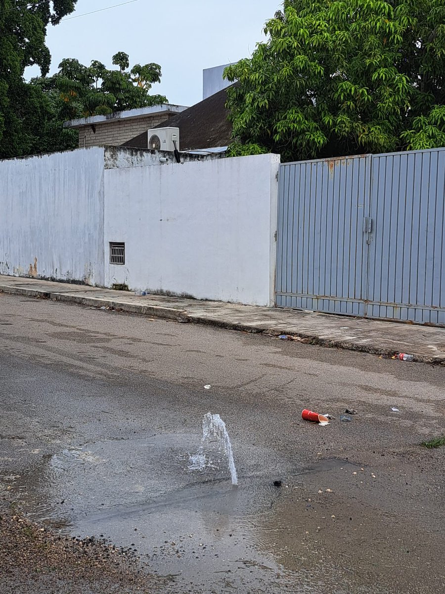 ppuga's tweet photo. @JAPAYOficial no logramos reportar fuga en via pública por teléfono no responden. Urge.  Calle 24 x 9 y 11. Col. Maya. Mérida. https://t.co/0eyZUM3v9q
