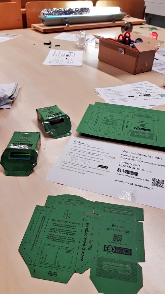 MMagdowski's tweet photo. @OVGUpresse Außerdem konnte man beim #TagDerPhysik an der @OVGUpresse LEDs und Laserdioden bei der Arbeit zuschauen, ein Spektrometer basteln oder sich den neuesten Tabletop-Magnetresonanztomografen (#TableTopMRT) des Medizintechnik-Forschungscampus @STIMULATE_FC anschauen und ausprobieren. https://t.co/jZTw2d3Ndo