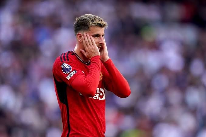 Blue_Footy's tweet photo. Rio Ferdinand on Mason Mount:

"No disrespect to Chelsea but he was a golden boy and he came through the ranks there. He was never really on the receiving end of negativity or scrutiny, ‘Should he be here, he’s not good enough, should he be here?’ – He’s never had that in his life really.

But the pressure when you come to Man United, it brings a different kind of weight on the shoulders, the badge is heavier when things aren’t going well. He is seeing and hearing that now."