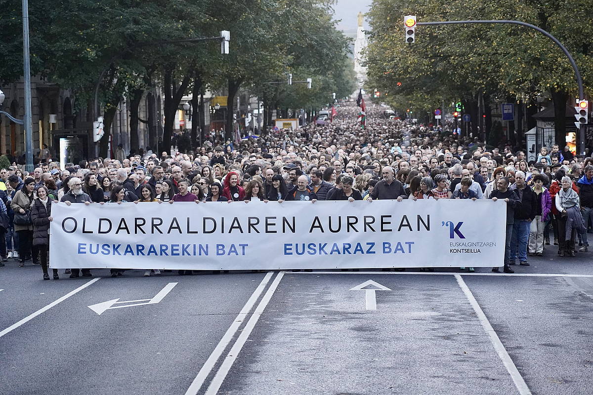 Euskararen aurkako oldarraldia salatzeko manifestazioaren burua Moiua plazara heldu denean, jendetza zegoen oraindik hasieran.

berria.eus/albisteak/2347…