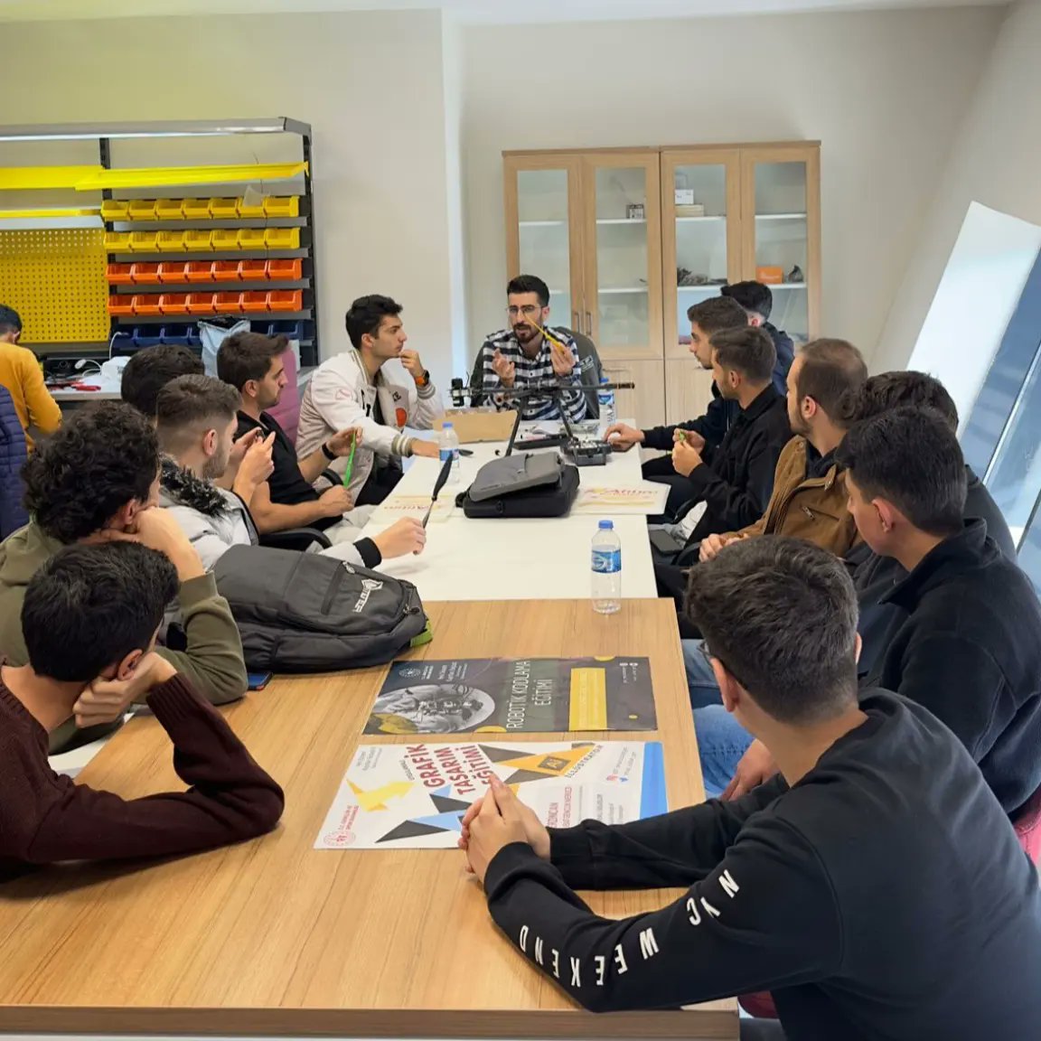 📍 Erzincan On Üç Şubat Gençlik Merkezi 
Drone Eğitimi Üniversite grubu eğitime başladı.
#GSBGM
<a href="/oa_bak/">Dr. Osman Aşkın Bak</a> 
<a href="/gencliksporbak/">Gençlik ve Spor Bakanlığı 🇹🇷</a>