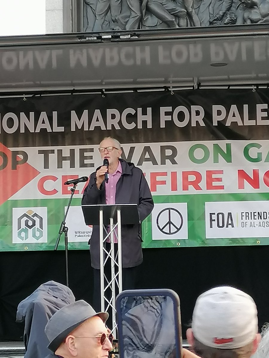 I arrived early, got close to the front of the stage. Amazing Palestinian speakers, emotional stories, 50 children's names called out. Lifelong peace campaigner @jeremycorbyn called #CeasefireNOW...rapturous applause. #FreePalestine